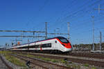 RABe 501 037-2 Giruno durchf�hrt am 06.10.2026 den Bahnhof Muttenz.