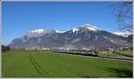 IR13 3263 von St.Gallen nach Chur bei Zizers. Im Hintergrund v.l.n.r. Falknis 2562m, Glegghorn 2447m und Vilan 2376m. (18.03.2020)