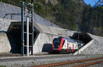 Am Nordportal des Gotthard-Basistunnels (GBT) konnte am Ostermontag, 18.04.2022, der abwechslungsreiche Reiseverkehr aus bunten Extrazügen, hier ein RABDe 502 „Twindexx“, mit der