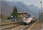 Der SBB RABe 503 022-7  Johann Wolfgang von Goethe  fährt als EC 151 von Milano nach Frankfurt durch den Bahnhof von Cuzzago Richtung Domodossola, welches in gut einer viertel Stunde erreicht wird.
Auf dem Bahnsteig 1 wartet eine kleine Dampflok vergeblich auf die Weiterfahrt.
29. Nov. 2018