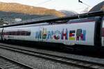 Das Restaurant vom RABe 503 018 mit der München Beklebung am 8.4.26 im Bahnhof Brig.