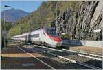 Ein SBB 503  Pinocchio  ist als EC in Preglia auf dem Weg in Richtung Brig.