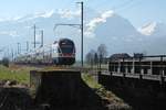 Bei Haag (Rheintal) berquert am 16.03.2014 RABe 511 027 als RE 3824 „RHEINTAL-EXPRESS“ von Chur nach Wil gleich den Simmibach.