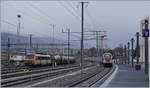 Während in Lancy Pont Rouge der RE 18441 von Annemasse nach St-Maurice, bestehend aus dem SBB RABe 511 110 und einem weiteren KISS eintrifft, wartet im Güterbahnhof Genève La Praille