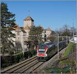 Der SBB  KISS  RABe 511 036 als RE auf der Fahrt nach St-Maurice beim Château de Chillon. 

7. Februar 2020