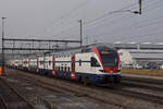 RABe 511 033 KISS, auf der S11, durchfährt den Bahnhof Rupperswil. Die Aufnahme stammt vom 04.02.2022.