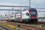 RABe 511 025 KISS durchfährt am 21.05.2023 den Bahnhof Muttenz.