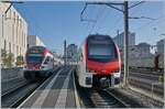 In Lancy-Pont Rouge treffen sich die RE 33 18454 (links im Bild) und der RE 18463 (rechts im Bild). Während der RE 18454 von Martigny nach Annemasse noch mit RABe 523 Triebzügen geführt wird, steht für den Gegenzug zwei komfortablere RABe 512 als RE 33 18463 von Annemasse nach Martigny im Einsatz. 

16. April 2026