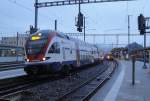 Brugg AG: Aufeinandertreffen des neuen RABe 511 004 und des RBDe 560 109-1  Bazenheid , von dem es etwa noch 20 Zwillinge gibt. (12.04.12)