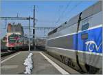 Nach soviel tristem Grau nun doch etwas buntes: TGV Lyria nach Paris wird in wenigen Minunten in Lausanne abfahren, der RE  2622 von Vevey nach Genve ist schon auf dem Weg nach Renens VD. 
26. Jan. 2013