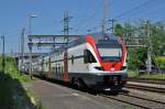 RABe 511 017 durchfährt den Bahnhof Muttenz.