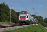 Der RE 3105 von Genève nach Romont führt an der Spitze einen zusätzlichen RABe 511, der MO-FR (ohne Feiertage) nach Fribourg/Freibuug weiterfährt. Da ohne Rückleistung, verkehrt der RABe 511 als Leermaterilazug zurück: Der RABe 511 120 zwischen Rosé und Neyruz. 
6. August 2015