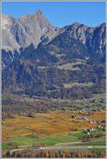 Bündner Herrschaft mit den Weinbergen von Maienfeld und dem Glegghorn. Der RE 4872 nach St.Gallen überquert auf der Rheinbrücke gleich die Grenze der Kantone Graubünden und St.Gallen. (05.11.2015)