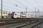 RABe 512 033-7 KISS durchfährt am 22.01.2026 den Bahnhof Pratteln.