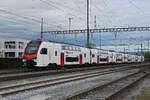 RABe 512 033-7 KISS durchfährt am 04.10.2025 den Bahnhof Kaiseraugst.