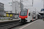 RABe 512 045-1 KISS durchfährt am 20.10.2025 den Bahnhof Pratteln.
