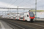 RABe 512 027-9 KISS durchf�hrt am 16.03.2026 den Bahnhof Rothrist.