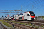 RABe 512 030-3 durchf�hrt am 06.10.2026 den Bahnhof Muttenz.
