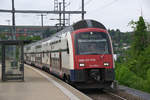 Zuerst einmal vielen Dank an den Triebfahrzeugführer für den freundlichen Gruß. Der RABe 514 ist ein vierteiliger doppelstöckiger Triebwagenzug (DTZ) der SBB für die S-Bahn Zürich aus der Produktfamilie Siemens Desiro Double Deck. 514 050 rauscht hier durch Neuhausen (am Rheinfall) in Richtung Herrliberg-Feldmeilen (am Zürichsee) über Zürich Flughafen. In Neuhausen teilen sich die Strecken nach Winterthur (Rheinfallbahn) und nach Eglisau. Die S 16 wird die Strecke über Eglisau benutzen. 14.05.2015