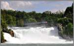 Ein Triebzug RABe 514 der S16 nach Herrliberg-Feldmeilen berquert die Brcke zwischen Neuhausen und Schloss Laufen am Rheinfall.