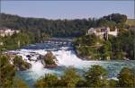 Eine kleinere Gruppe machte sich kurzerhand noch auf zum Rheinfall. Für alle, die nicht dabei waren, hier noch im Postkartenstil der 80er Jahre, der Rheinfall mit RABe 514. August 2015. 