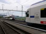 Der  Kleine  und der  Groe  begegnen sich am 02.05.2007 in Immensee am Zuger See. Der im Hintergrund ist der Stadler GTW 520 003-5 als S3 Luzern - Arth-Goldau, der im Vordergund ist 523 006-5 als S3 Arth-Goldau - Luzern. Ersterer wird vorwiegend auf der Seetallinie eingesetzt und hat daher ein schmaleres Profil.