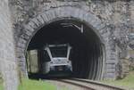 Die Linie über den Hauenstein wurde nach 1850 erbaut. Tunnels waren da noch mühsam zu bauen. Deshalb gibt es auf dieser Strecke einige sehr kurze Tunnels. Hier ein moderner Triebzug auf einer sehr alten Strecke, am 22.04.2023 bei Böckten.