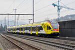 RABe 521 017, mit der Werbung für die Fachhochschule Muttenz, auf der S3, fährt zum Bahnhof Gelterkinden.