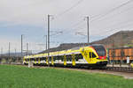 RABe 521 017, mit der Werbung für die Fachhochschule Muttenz, fährt zum Bahnhof Ittlingen. Die Aufnahme stammt vom 14.04.2018.