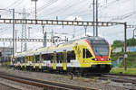 RABe 521 017, mit der Werbung für die Fachhochschule Muttenz, fährt am 21.06.2018 zum Bahnhof Pratteln.