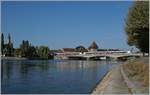 Der Rhein verbindet, der Rhein trennt; doch Brücken überwinden die Trennung. Hier ein weiters Bild der Seebrücke von Konstanz, welches im Gegensatz zum ersten nicht die Breite der Brücke unterstreicht, sondern die Brücke in ihrer fast gesamten Länge zeigt und im Moment der Aufnahmen von zwei SBB Flirts RABe 521 befahren wird.

19. Sept. 2018