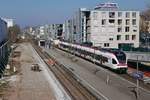 Linksverkehr in Konstanz-Petershausen (||) - Auf Grund des Umbaus (Neubau von zwei Außenbahnsteigen inkl. barrierefreier Zugänge, Rückbau des vorhandenen Mittelbahnsteiges) und der damit verbundenen Sperrung eines Gleises fährt RABe 521 202 am 23.03.2019 als SBB 87667 von Engen nach Konstanz auf dem Gegengleis der Haltestelle.