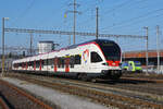 RABe 521 015, auf der S3, verlässt am 13.02.2023 den Bahnhof Pratteln.