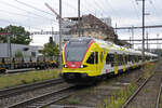 RABe 521 017 mit der Werbung für die Fachhochschule Muttenz, auf der S1, fährt am 26.08.2023 beim Bahnhof Pratteln ein.