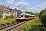 SBB 521 011 erreicht als S6 von Zell im Wiesental nach Basel SBB den Bahnhof Steinen. (17.06.2023)