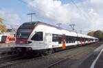 RADOLFZELL am Bodensee (Landkreis Konstanz), 16.10.2025, 521 202 der SBB Deutschland als S6 nach Engen bei der Ausfahrt aus dem Bahnhof Radolfzell