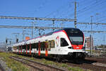 RABe 521 028, auf der S1, f�hrt am 06.10.2026 beim Bahnhof Muttenz ein.