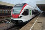 Die markante Front einer SBB-S-Bahn: RABe 521 009-1 als S6 nach Zell (Wiesental) in Basel-Bad Bf. Die Schwyzer nennen ihn den  lchelnden Delfin . (Basel-Bad, 12.08.2008).