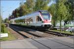 Badische Hauptbahn, die letzten Kilometer (VI). Ein wenig mehr Ortsbezug, hinter dem Seehasen 526 656-0 lugt der Gnadensee hervor. Allensbach, April 2011.