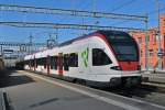 RABe 521 026 auf der S3 fährt aus dem Bahnhof Muttenz.