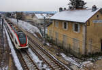 Auf der wiedereröffneten Strecke Delle - Belfort: SBB Zweifrequenzzug (15 kV/16,7 Hz und 25 kV/50 Hz) 522 203 in Grandvillars neben einem uralten Bahnhofsgebäude.