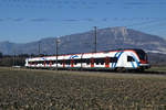 Vor der Kulisse der ersten Jurakette anstatt am Lac Léman unterwegs am 19. Februar 2019. 
LÉMAN EXPRESS FLIRT RABe 522 mit Bt 522 227 bei Deitingen.
Foto: Walter Ruetsch 