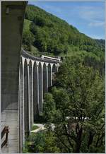 Ein SBB RABe 522 unterwegs als RE 18182 von Biel/Bienne nach Delle befährt bei St-Ursanne das 237 Meter lange und 50 Meter hohe Steinbogen Viadukt  Combe Maran .