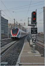 Der SBB CFF LEX RABe 522 224 erreicht von Genève kommend Annemasse, wo ein Ausfahrsignal für die Züge der Gegenrichtung verkündet, dass ab jetzt Schweizer Signale den Zugverkehr regeln. Untypisch jedoch, sowohl für Frankreich als auch für die Schweiz: auf der CEVA herrscht im Regelbetrieb Rechtsverkehr. 

21. Januar 2020