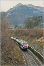 Der SBB CFF LEX Flirt RABe 522 226, auf dem Weg nach Coppet, fährt bei St-Laurent in die offene 240° Kehre ein.

21. Feb. 2020