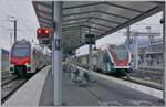  Fremdländische  Signale und Fahrleitung verraten es rasch, dieser SBB RABe 512 wurde nicht in der Schweiz fotografiert; seit dem Fahrplanwechsel 2025/26 erreichen die SBB RABe 512 das französische Annemasse, freilich wie ihre  Vorgänger , die SBB RABe 511  nur auf dem einzigen mit 15000 Volt und 16 2/3 Hz elektrifizierten Gleis  G .
Rechts im Bild verlässt der SBB LEX RABe 522 223 Annemasse unter 25000 Volt/50 Hz als RL4 23227 nach Coppet, doch schon nach wenigen hundert Metern erfolgt die Stromsystemumstellung. 

21. Februar 2026