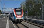 SBB LEX RABe 522 220 ist als Léman Express 23535 der neuen Linie RL7 ist am Ziel seiner Fahrt angekommen, der Zug war sehr gut ausgelastet. Die Fahrt verläuft erst über die gewohnte CEVA Strecke, dann geht es durch den gut einen Kilometer langen Chatalaine Tunnel, bevor dann die Strecke in die Genève - La Plaine Linie mündet..
Doch zurück zum Bild: Nun steht der Zug in Vernier und muss rasch weggestellt werden, denn in wenigen Minuntne kommt die RL5 nach La Plaine. Nun, der Zug wird im ehemaligen Bahnhof und heutigen Cargo Standort Vernier-Meyrin abgestellt. Ob er bis am Abend für die Rückleistung dort verweilt, entzieht sich meines Wissens.

16. April 2026