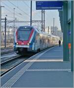 Auf den ersten Blick ein banales Bild; doch beim näheren Hinschauen verrät der Zugzielanzeiger die Besonderheit: Der SBB LEX RABe 522 220 ist als Léman Express 23535 der neuen Linie RL7 auf dem Weg nach Vernier!
Die zum Fahrplanwechsel eingeführte RL 7 verbindet Annemasse direkt mit dem Flughafen von Genève oder mit Vernier. Die Züge nutzen den Güterzügen der Relation Bellegarde - Genève La Praille genutzten rund 1 km langen Tunnel von Châtelaine. 
 
Leider ist das auf starke Nachfrage beruhende Angebot mit nur vier Zugespaaren pro Tag nicht sehr üppig, besonders wenn man bedenkt, dass ein Zugspaar von und zum Flughafen fährt, zwei Züge nach Vernier, aber nur einer zurück und die drei verbleiben Züge nur auf dem Abschnitt Annemase - Lancy Pont Rouge verkehren. 

16. April 2026