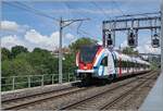 Der SBB RABe 522 232 ist als LEX RL4 23240 von Coppet nach Annemasse unterwegs und konnte bei den Einfahrsignalen JON D 272 und D172 von Jonction fotografiert werden, die sich auf dem gleichnamigen, 167 Meter langen Viadukt befinden.
Das westliche Gleis, auf welchem sich der SBB LEX RABe 522 232 befindet, kann f�r die Z�ge von und nach Ch�telaine - La Plaine  - Frankreich auf die SNCF Wechselstromspannung mit 25000 Volt 50 Hertz umgeschaltet werden. Ansonsten wird die Strecke mit SBB Fahrstromspannung von 16000 Volt, 16 2/3 Hertz gespeist. Noch erw�hnenswert ist zudem die Tatsache, dass die Strecke Gen�ve - Annemasse in der Regel in Rechtverkehr betrieben wird, wie dieses Bild beispielhaft zeigt.  

1. Juni 2026