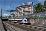 4 Geleise, 3 Strecken, 2 Stromsysteme und 1 Zug - Zwischen St-Jean und Gen�ve ist der SBB LEX RABe 522 228 als L�man Express RL5 2304 auf dem Weg nach La Plaine. Dieses Gleis wird mit 25000 Volt / 50 Hertz versorgt. Die zwei mittleren Geleise f�hren in Richtung Gen�ve A�roport, wobei das zweite Gleis zus�tzlich mit dem Gleis ganz links von den Z�gen von und nach Annemasse genutzt wird, was auch den Rechtsverkehr auf der Strecke nach Annemasse erkl�rt.

1. Juli 2026